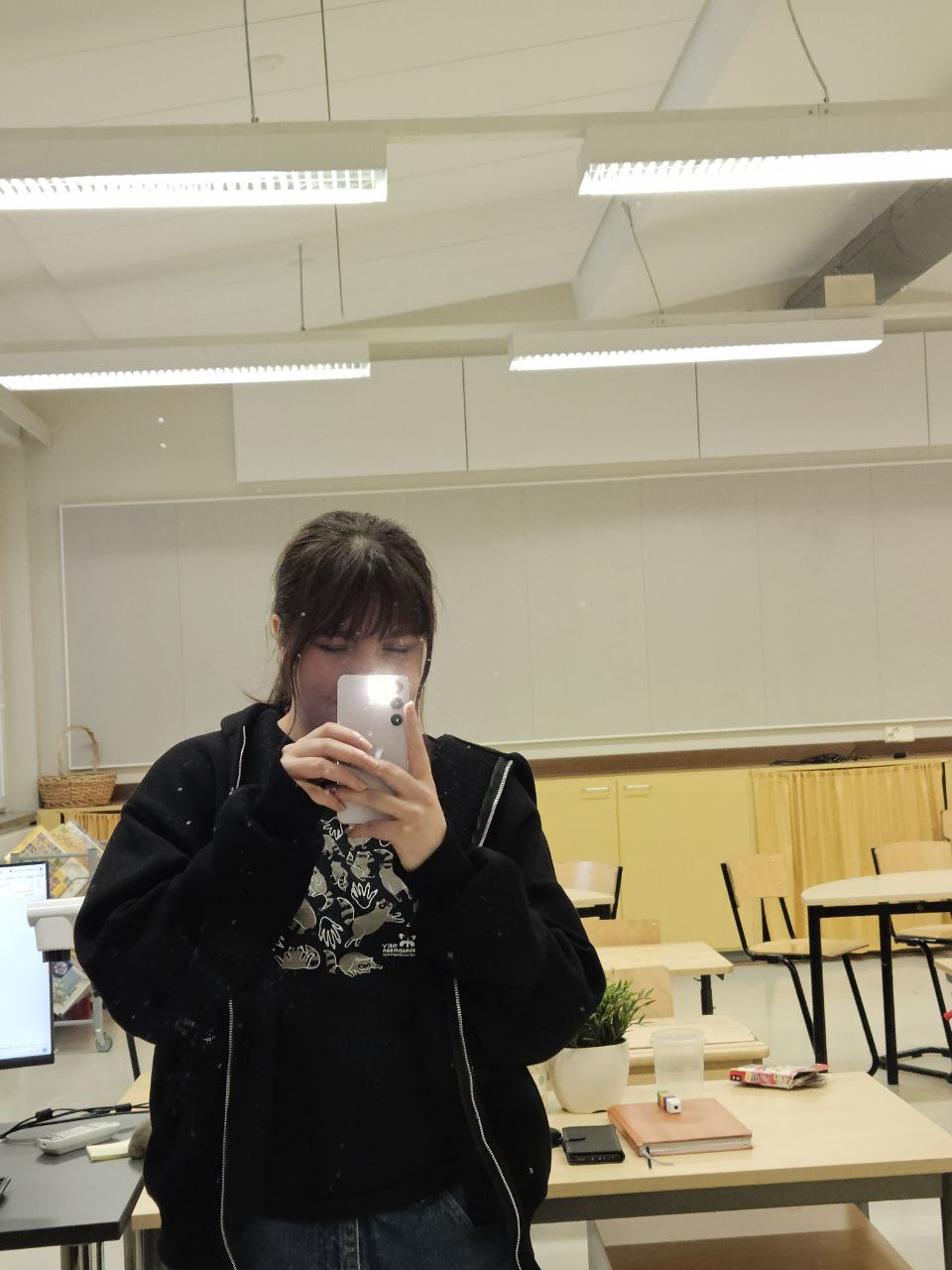 Meri Kallion ottama selfie kouluvierailuluokasta ennen vierailun alkua.