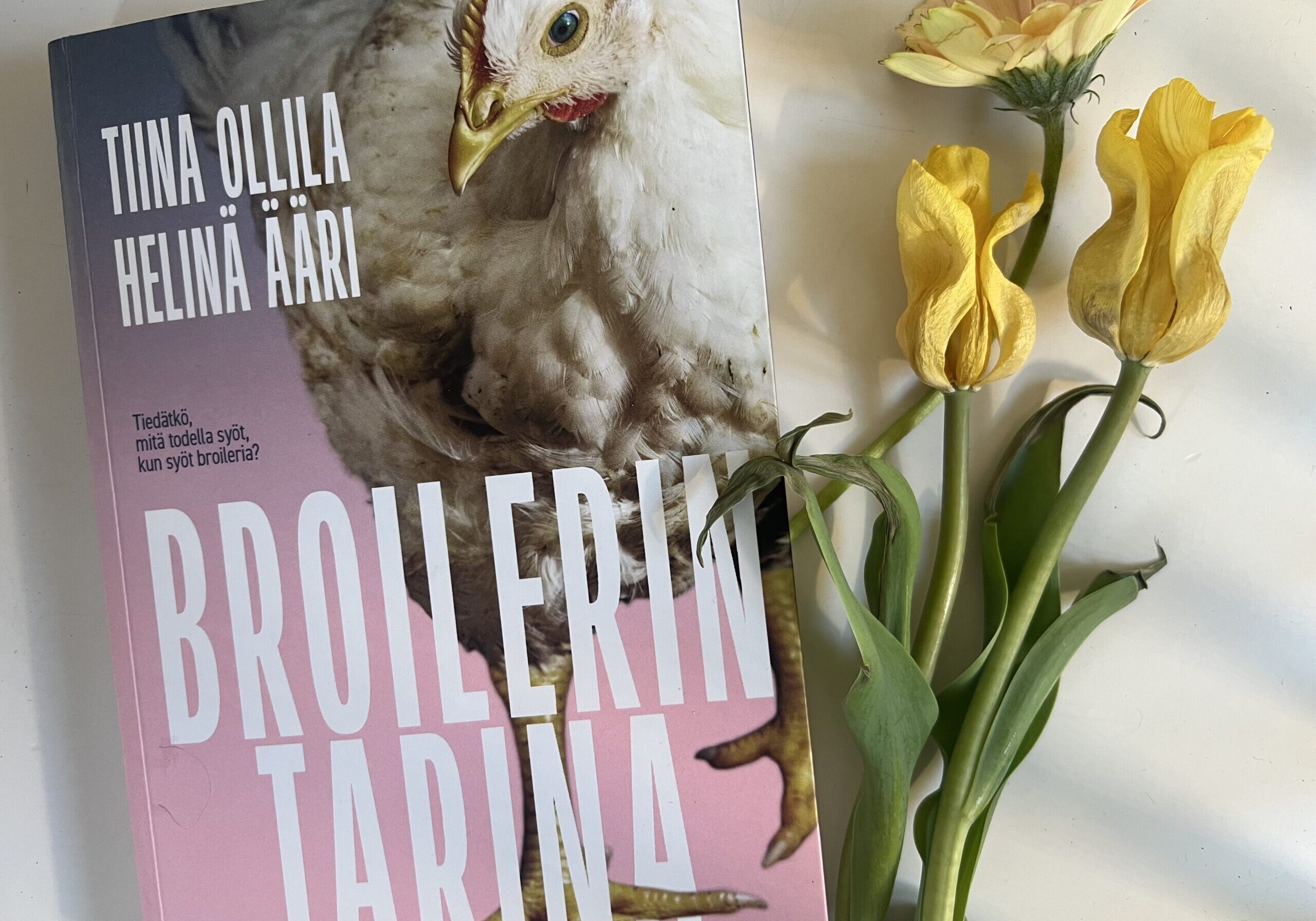 Broilerin tarina -kirjan kansikuva for Broilerin tarina on kattava perusteos Suomen yleisimmästä linnusta